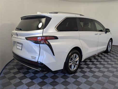 Used 2024 Toyota Sienna Limited image 6