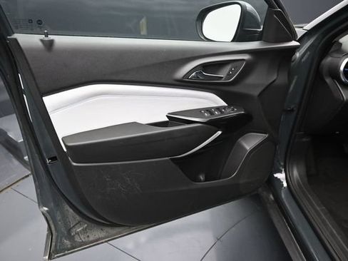 Used 2025 Chevrolet Trax LT FWD image 13