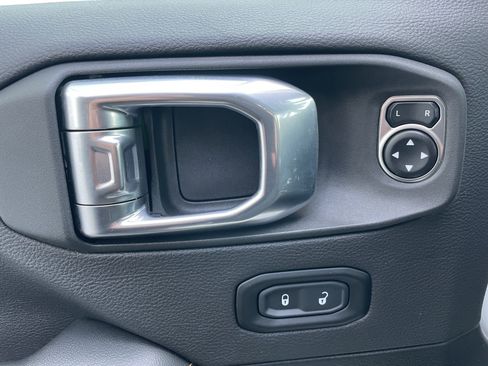 Used 2024 Jeep Wrangler Sahara image 11