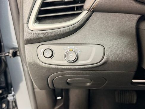 Certified 2022 Chevrolet Trax LT w/ LT Convenience Package image 18