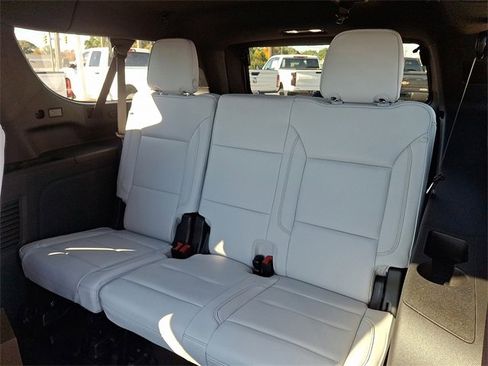 Used 2025 Chevrolet Suburban Premier image 9
