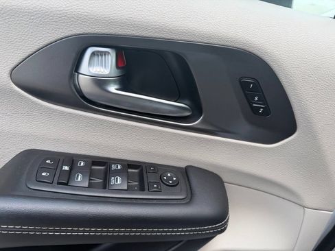 Used 2023 Chrysler Pacifica Touring-L FWD image 11