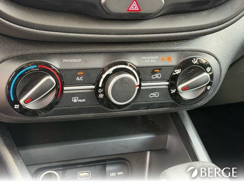 Used 2025 Kia Soul LX w/ LX Technology Package FWD image 28