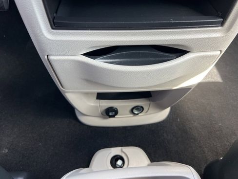 Used 2017 Dodge Grand Caravan SE image 16