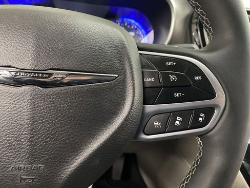 Used 2024 Chrysler Pacifica Touring-L image 20