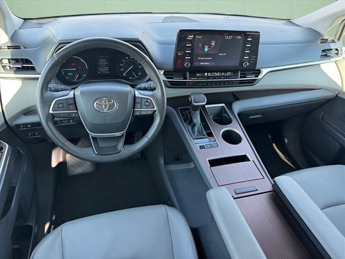 Used 2024 Toyota Sienna XLE image 12