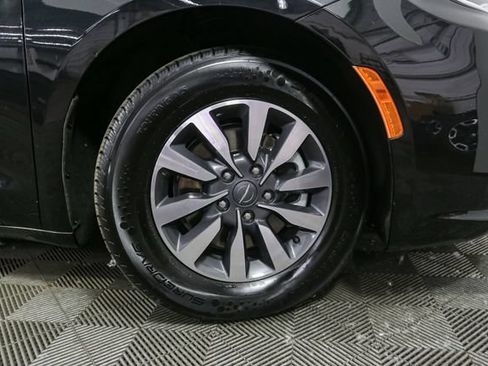 Used 2023 Chrysler Pacifica Touring-L FWD image 15
