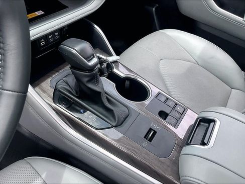 Used 2025 Toyota Highlander Limited FWD image 17