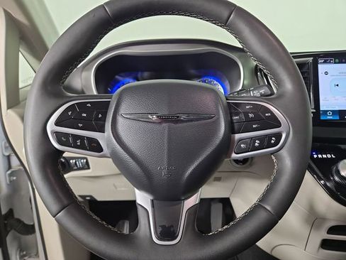 Used 2024 Chrysler Pacifica Touring-L FWD image 21