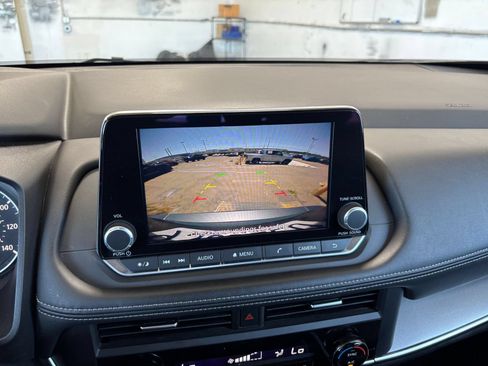 Used 2025 Nissan Rogue SV FWD image 25