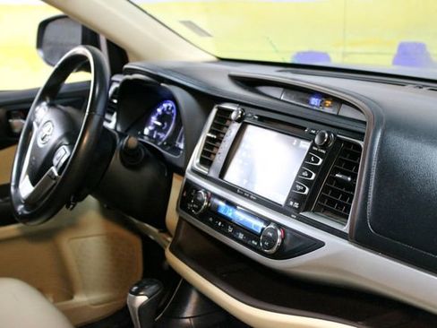 Used 2018 Toyota Highlander XLE AWD/4WD image 10