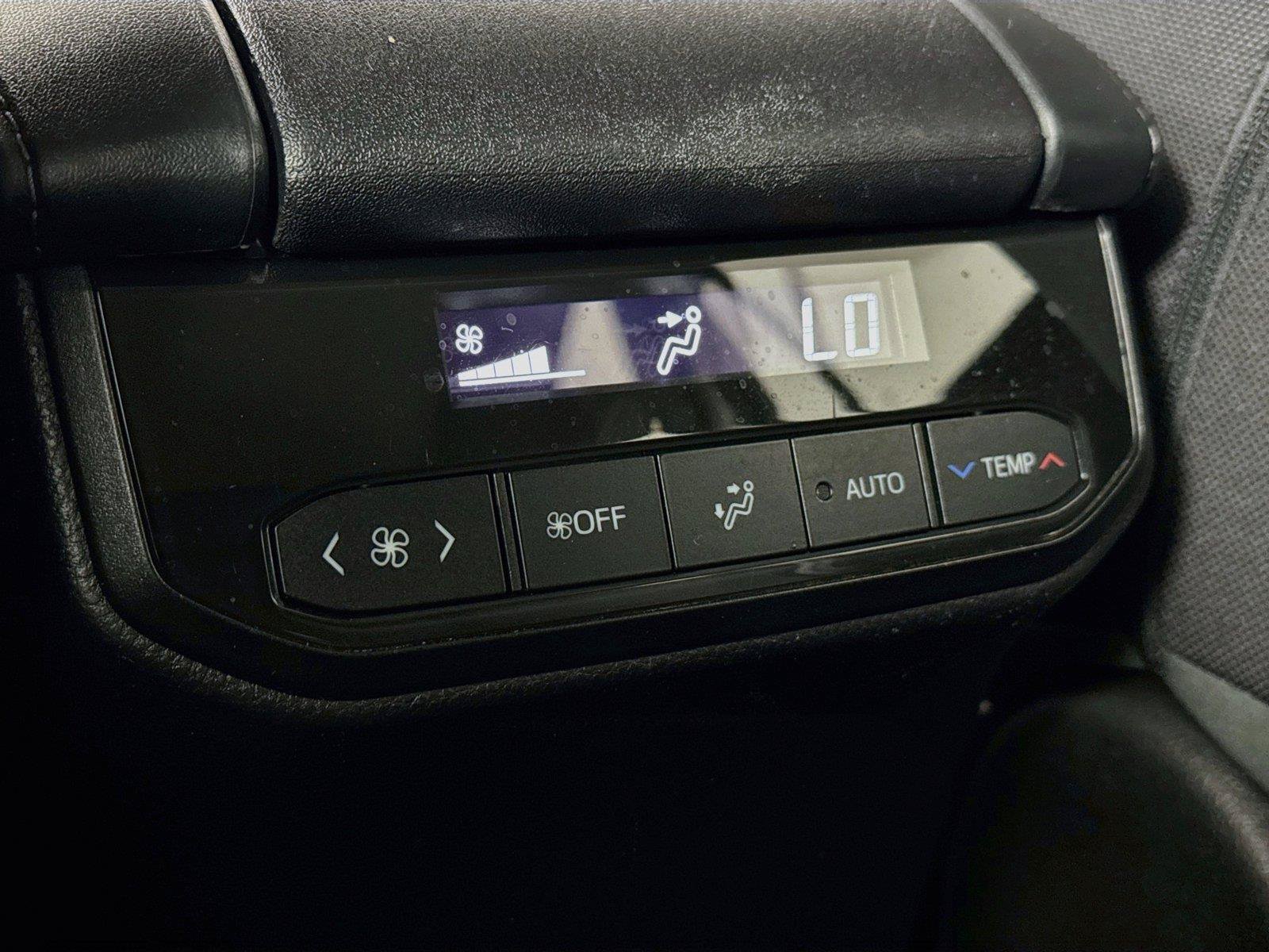 Used 2023 Toyota Highlander L FWD image 33