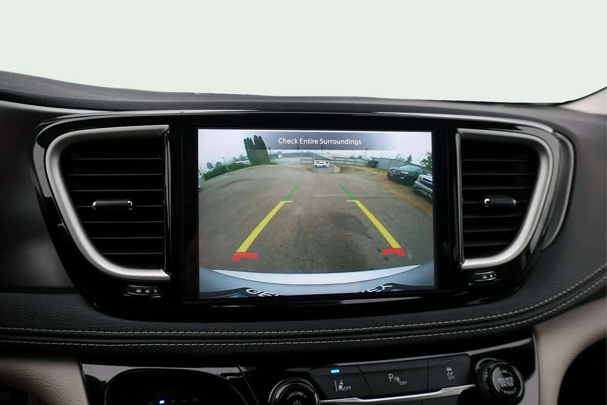 Used 2024 Chrysler Pacifica Limited FWD image 32