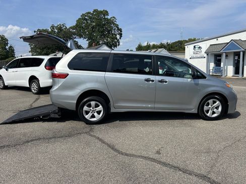 Used 2020 Toyota Sienna L FWD image 15