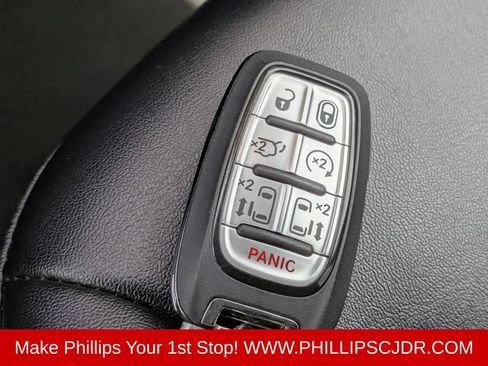 Certified 2025 Chrysler Pacifica Select FWD image 28