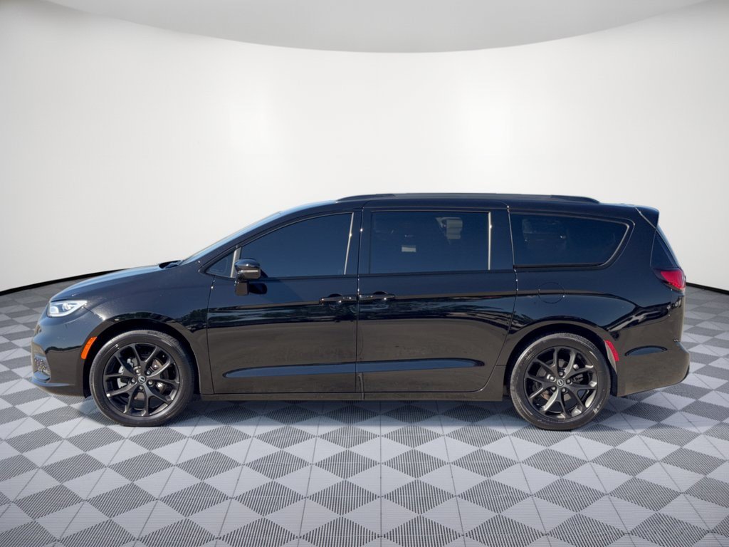 Used 2025 Chrysler Pacifica Limited FWD image 2