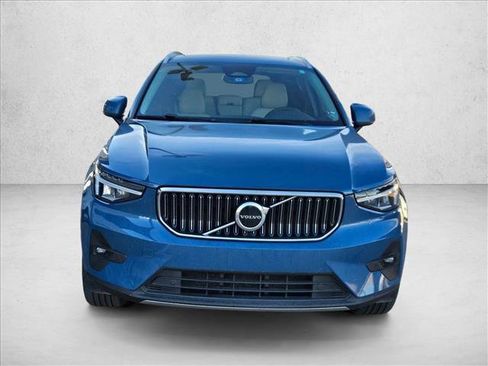 Used 2023 Volvo XC40 B5 Plus image 2