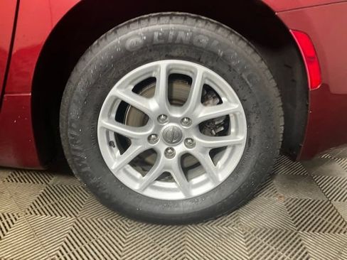 Used 2017 Chrysler Pacifica Touring FWD image 17