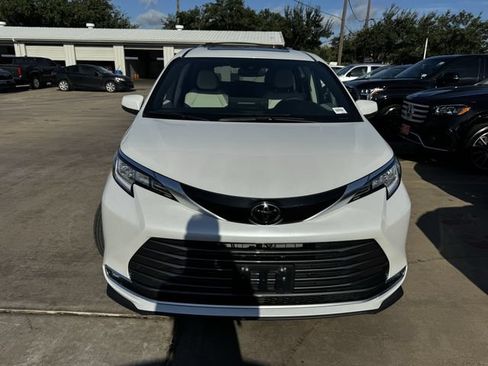 Used 2026 Toyota Sienna Limited FWD image 2