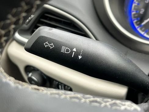 Used 2023 Chrysler Pacifica Touring-L image 38