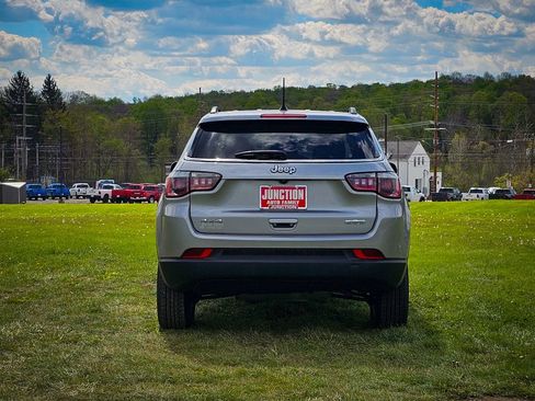 Used 2018 Jeep Compass Latitude w/ Popular Equipment Group AWD/4WD image 4