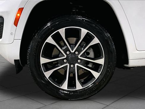 Used 2023 Jeep Grand Cherokee Overland w/ Advanced Protech Group III AWD/4WD image 11