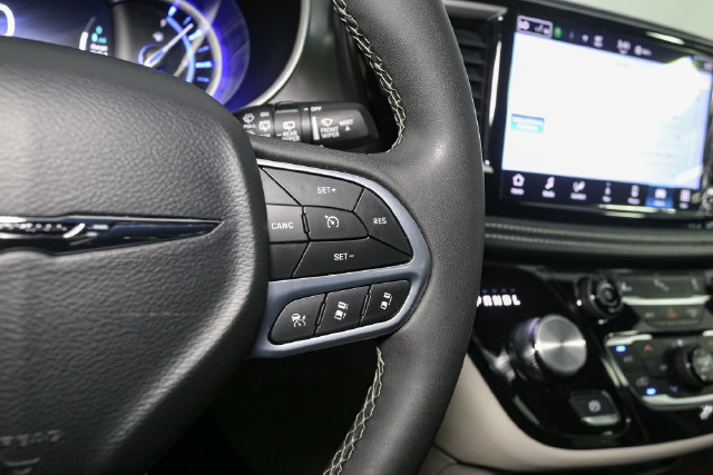 Used 2024 Chrysler Pacifica Limited FWD image 33