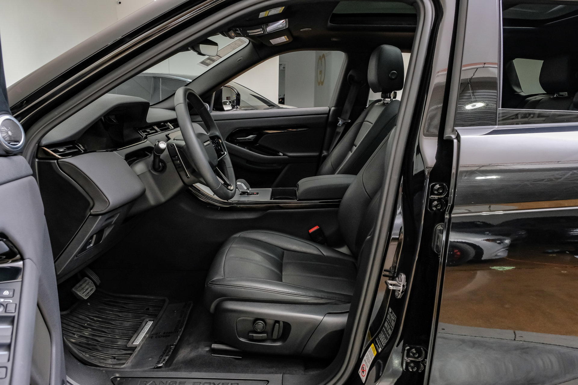 Used 2024 Land Rover Range Rover Evoque S AWD/4WD image 4