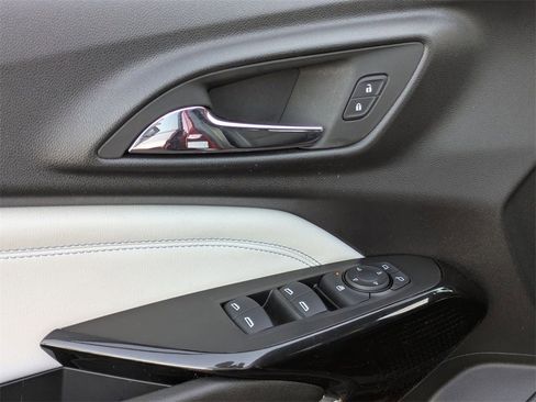 Used 2025 Chevrolet Trax LT w/ LT Convenience Package image 16