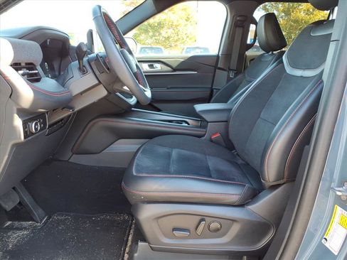 Used 2025 Ford Explorer ST image 3