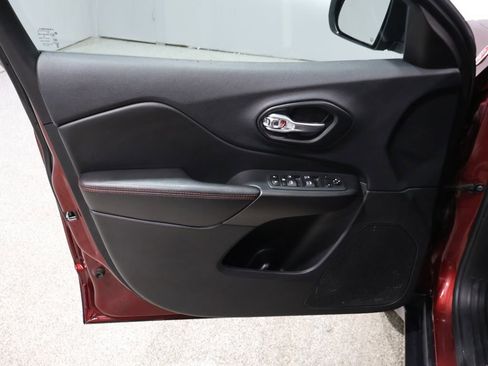 Used 2021 Jeep Cherokee Trailhawk image 13