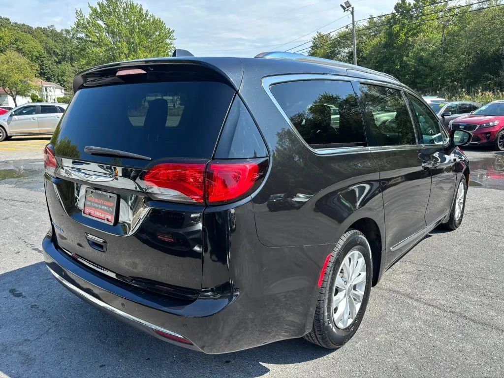 Used 2019 Chrysler Pacifica Touring-L FWD image 8