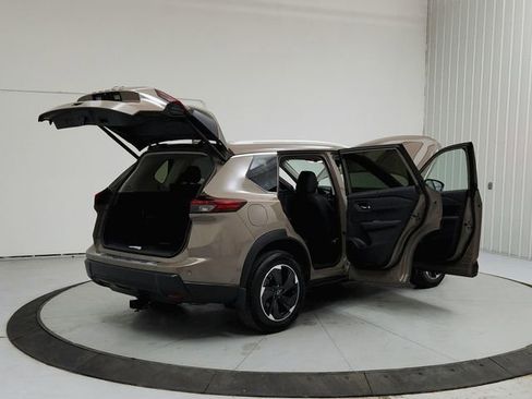 Used 2025 Nissan Rogue SV w/ SV Premium Package image 15
