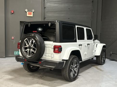Used 2024 Jeep Wrangler Unlimited w/ Convenience Group AWD/4WD image 4