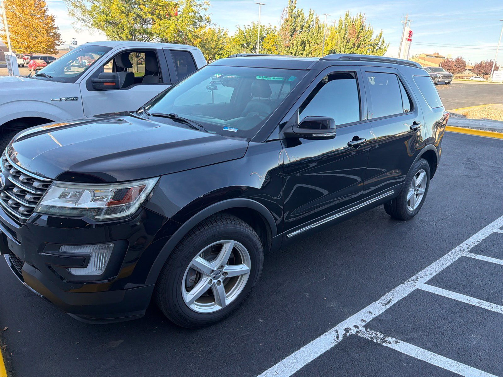 Used 2017 Ford Explorer XLT w/ Equipment Group 202A AWD/4WD image 1