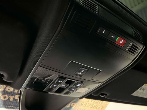 Used 2023 Volkswagen Tiguan SE R-Line image 35