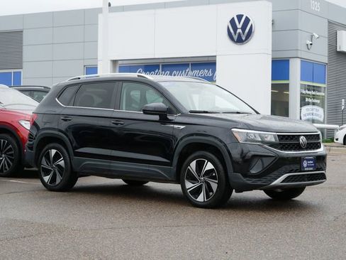 Certified 2024 Volkswagen Taos SE image 1