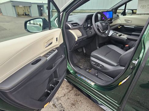 New 2025 Toyota Sienna Platinum image 11