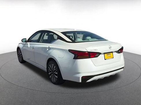 Used 2025 Nissan Altima 2.5 SV FWD image 11