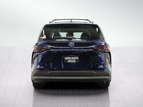 Used 2023 Toyota Sienna XLE AWD/4WD image 4