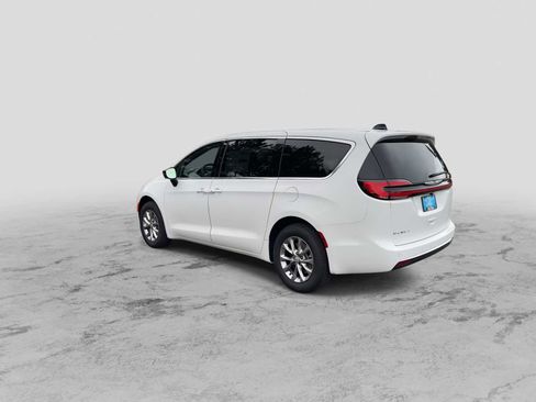 New 2026 Chrysler Pacifica Select image 6
