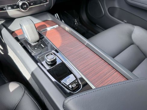 Certified 2023 Volvo XC60 B5 Plus AWD/4WD image 23