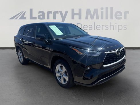 Used 2025 Toyota Highlander LE FWD image 7
