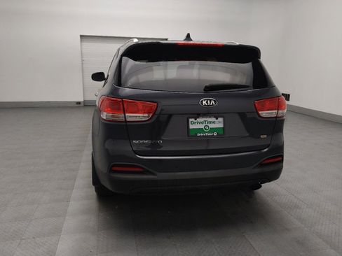 Used 2017 Kia Sorento LX w/ LX Convenience Package image 6