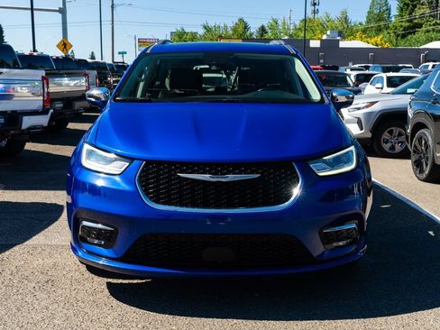 Used 2021 Chrysler Pacifica Limited AWD/4WD image 2