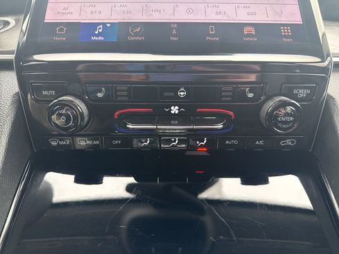 Used 2023 Jeep Grand Cherokee Limited AWD/4WD image 37