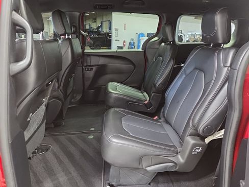 Used 2025 Chrysler Pacifica Select FWD image 28