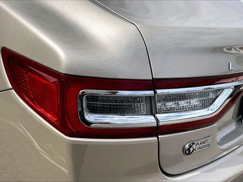 Used 2017 Lincoln Continental Premiere image 28