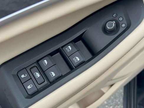 Used 2023 Jeep Grand Cherokee Limited w/ Luxury Tech Group II AWD/4WD image 18