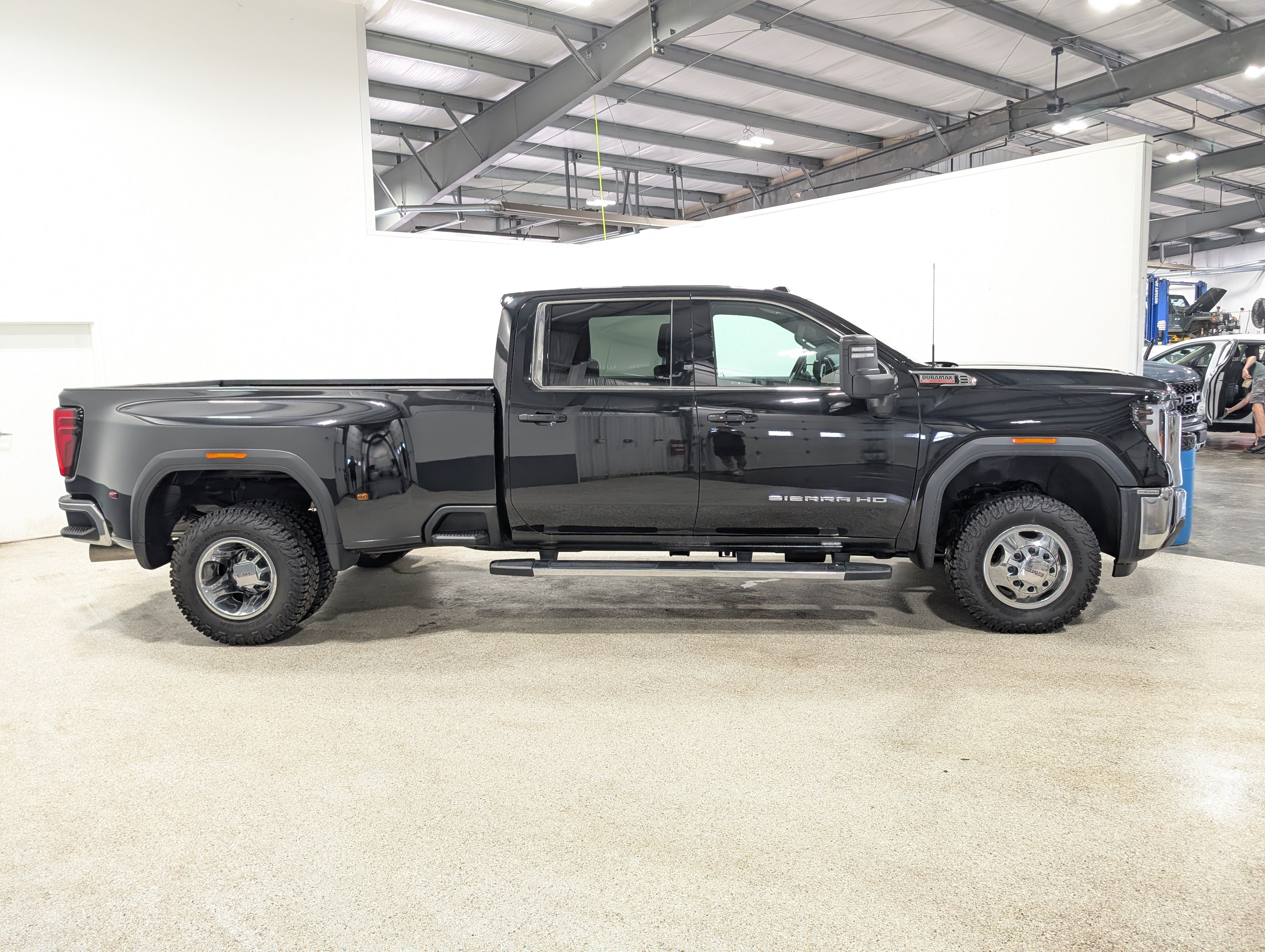 Used 2024 GMC Sierra 3500 SLE w/ SLE Value Package AWD/4WD image 2